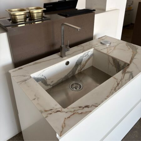 Évier De Cuisine Avec Parois Périphériques Prêtes à Carreler Sans Rebord